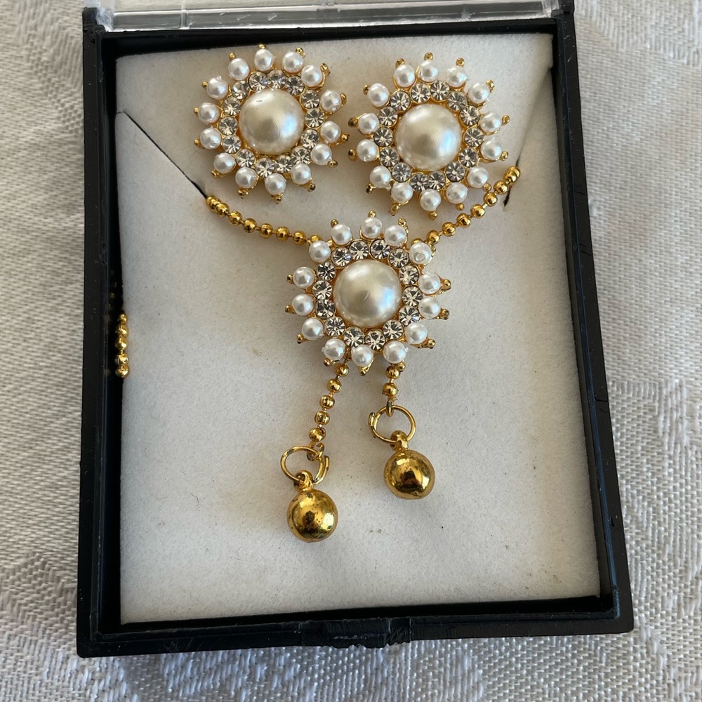 Costume jewelry necklace and earring set